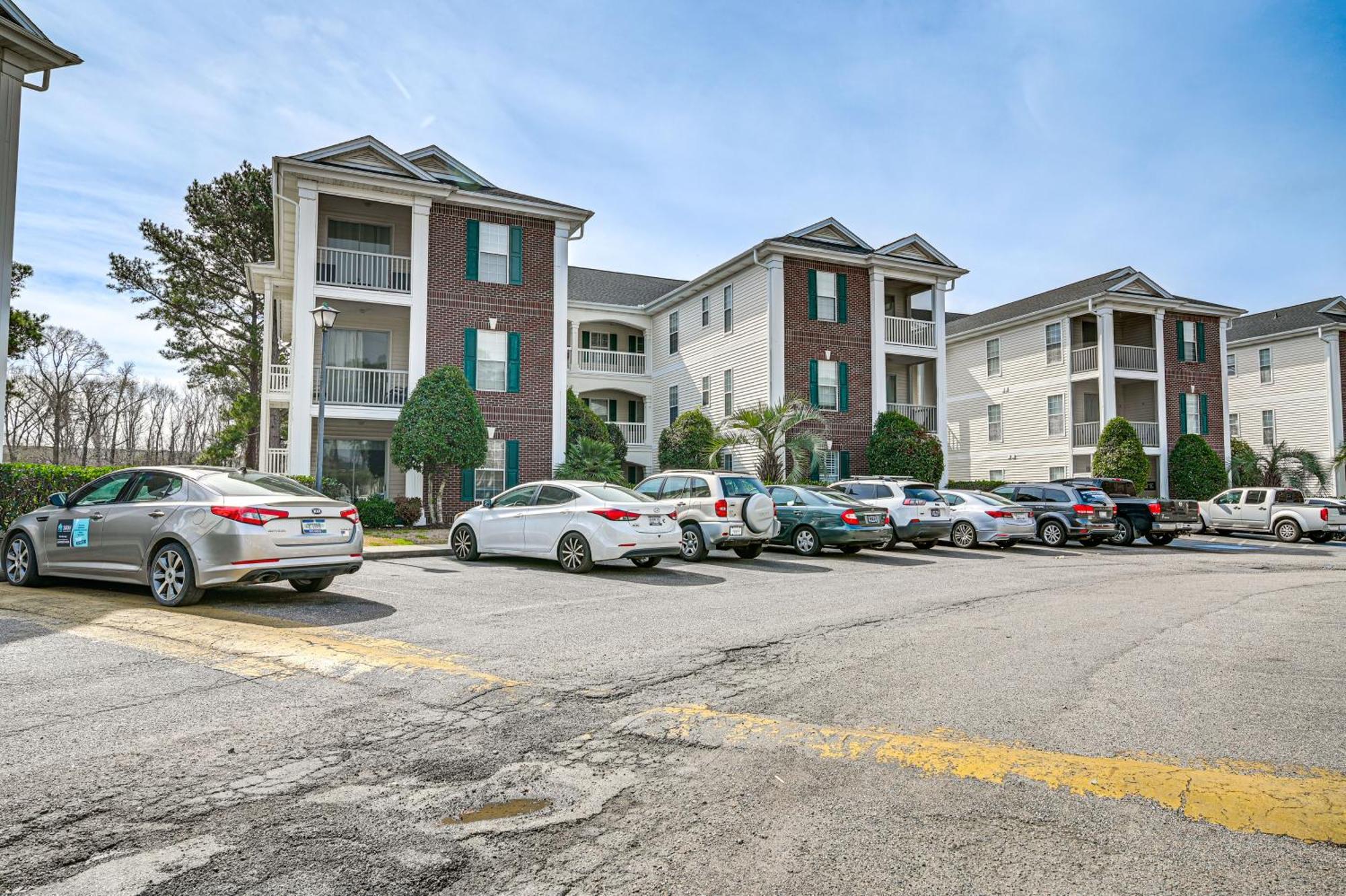 Breezy Golf Condo With Pool Access, 4 Mi To Beach Myrtle Beach Exteriör bild